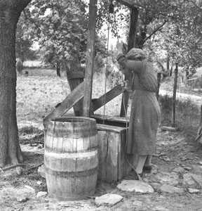 Country woman - Water-well - Aunt Minnie